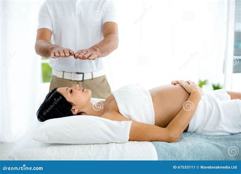 Donna incinta che riceve un trattamento chiropratico gentile