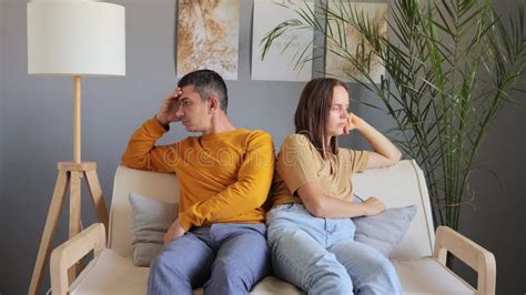 Coppia che si allontana da casa