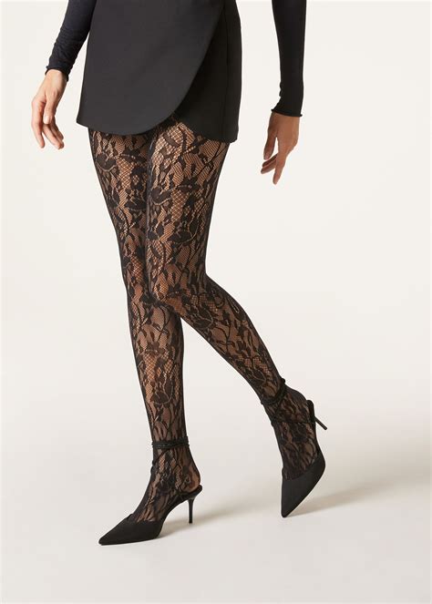 Ampia gamma di calze e collant Calzedonia disposte in ordine