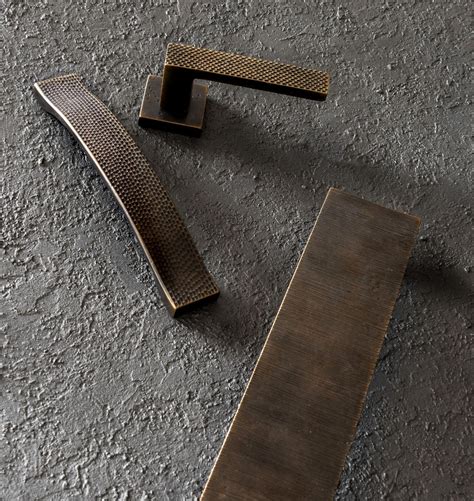 Vista ravvicinata delle maniglie in legno lavorate con maestria artigiana