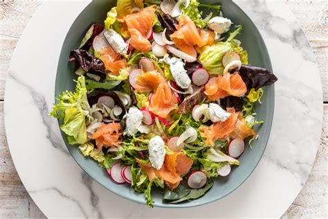 Insalata con salmone affumicato, gamberi e rucola