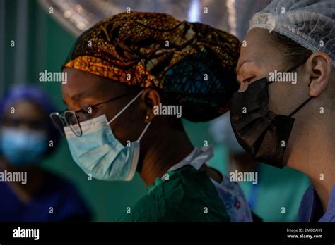 Rappresentazione di un'equipe medica durante una procedura di embolizzazione