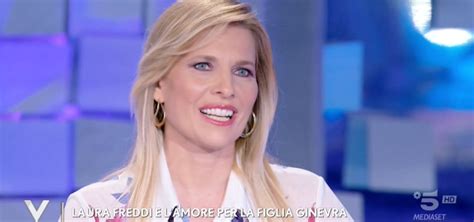 Laura Freddi con un'espressione pensierosa