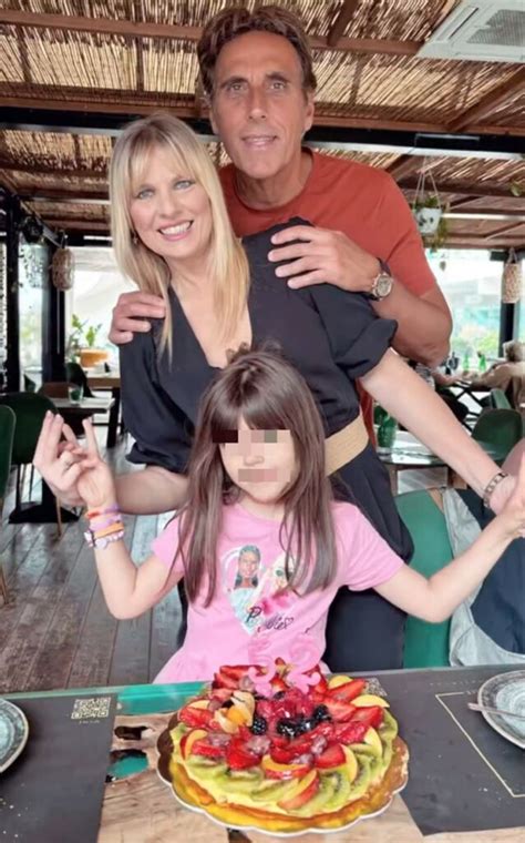 Laura Freddi sorridente con la figlia Ginevra
