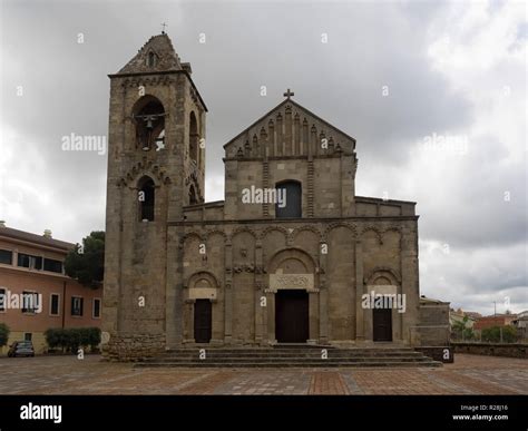 Vista esterna della chiesa ellittica di St. Sebastian trasformata in scuola materna con le sue caratteristiche finestre quadrate