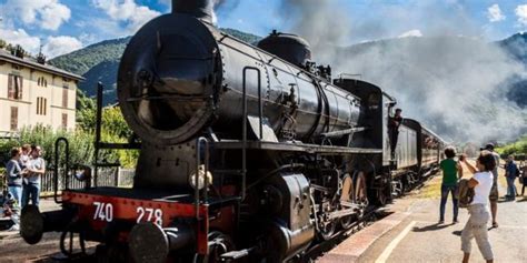Treno storico d'epoca che attraversa il paesaggio italiano