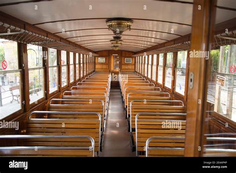 Fotografia di una mostra itinerante all'interno di un vagone storico
