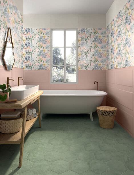 Bagno tipico degli anni 60 con piastrelle floreali e luce naturale