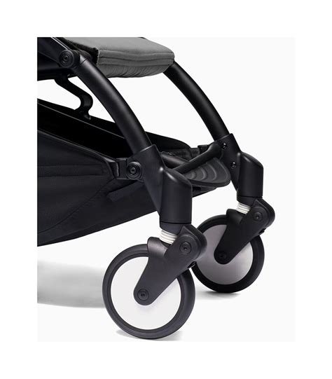 passeggino BABYZEN YOYO² in uso in città