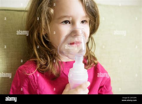 Bambina con inalatore