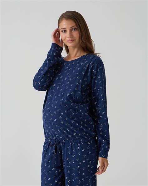 Modello di pigiama premaman a due pezzi con pantalone e maglia a maniche lunghe