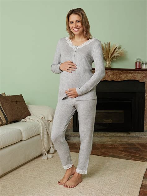 Catalogo di pigiami premaman con diverse fantasie e colori