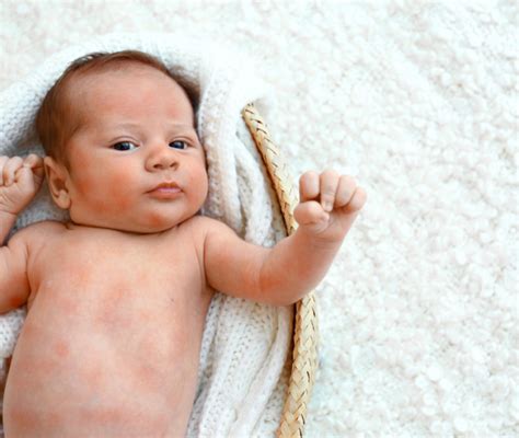dettaglio macro di una pelle di un neonato idratata e sana