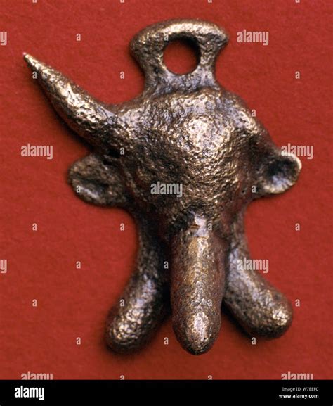 Antichi amuleti fallici romani esposti in un museo