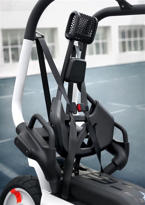 Dettaglio del logo BMW su una cintura di sicurezza di un passeggino Maclaren