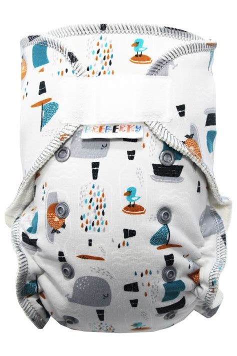 Un pannolino lavabile moderno in tessuto traspirante disposto su una superficie naturale