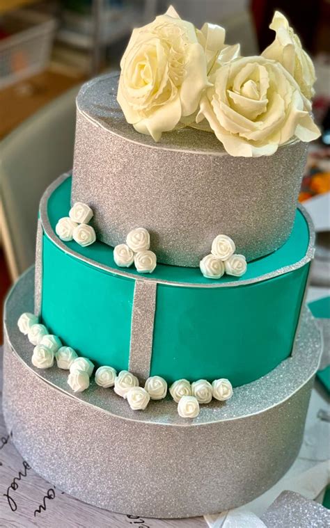Torta finta classica decorata con colori pastello