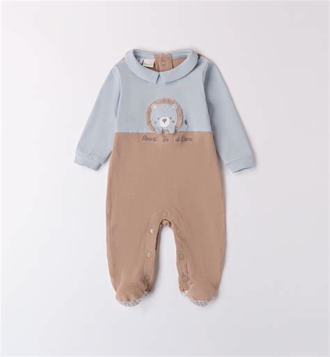 neonato che indossa una tutina in cotone in un ambiente confortevole