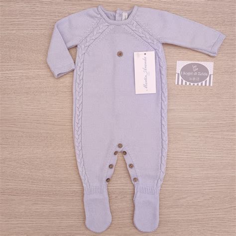 dettaglio di bottoni automatici su una tutina da neonato