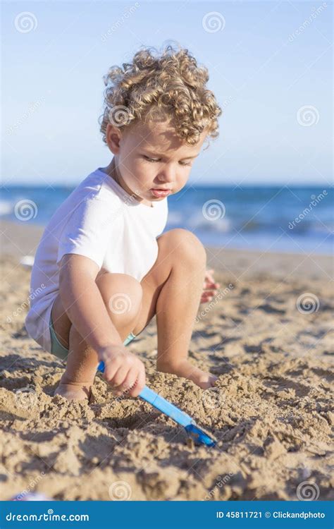 Bambino che gioca con la sabbia