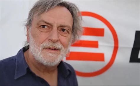 Ritratto fotografico di Gino Strada durante una missione umanitaria