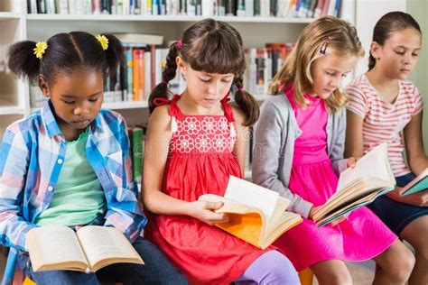 Bambini che leggono una filastrocca