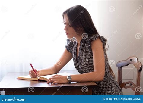 Donna che scrive un libro