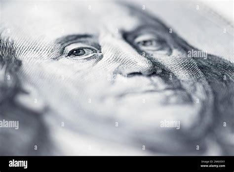 Moneta da cento dollari con il volto di Benjamin Franklin