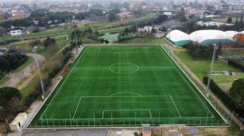 Campo da calcio amatoriale con telecamere professionali