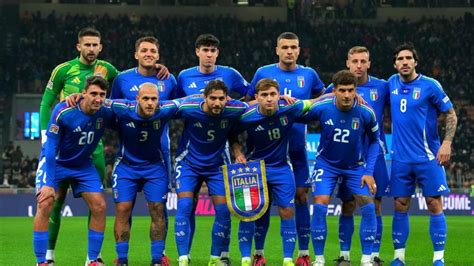 Squadra di calcio amatoriale che si prepara per una partita