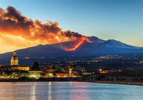 Panorama dell'Etna con Nicolosi in primo piano
