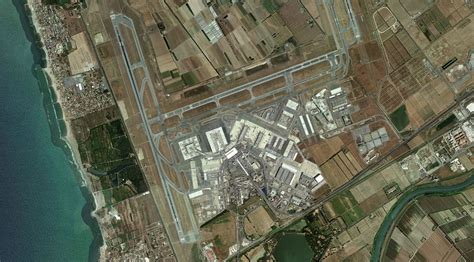 Vista aerea dell'area di Fiumicino con indicazioni stradali