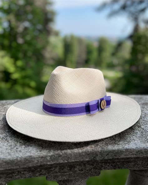 Dettaglio di un cappello Panama durante la pulizia a vapore