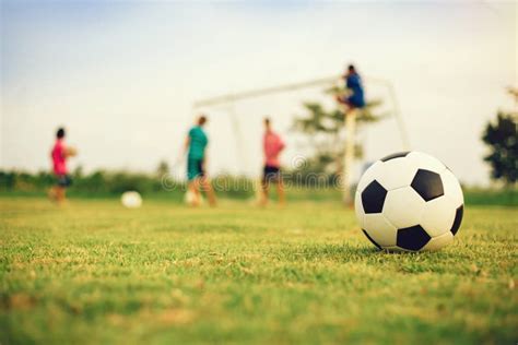 bambini che fanno un esercizio di calcio