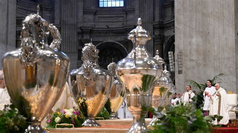 Un sacerdote che celebra la Messa Crismale
