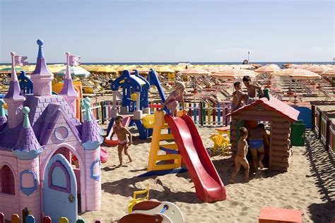 Spiaggia attrezzata con giochi per bambini