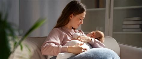 Immagine di una neomamma che riposa accanto al proprio bambino in un ambiente sereno