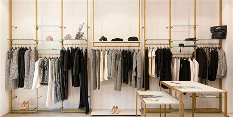 Una vista panoramica di un guardaroba ben organizzato con capi di abbigliamento per bambini di alta moda.