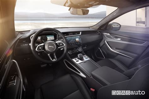 abitacolo Jaguar F-Pace con quadro strumenti digitale e dettagli in pelle