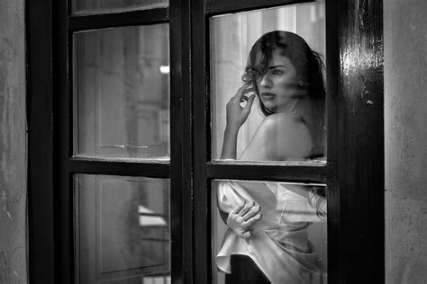 Fotografia artistica in bianco e nero che rappresenta un gioco di corde e restrizioni in un ambiente intimo ed elegante