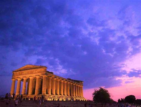 Veduta panoramica del Tempio della Concordia al tramonto