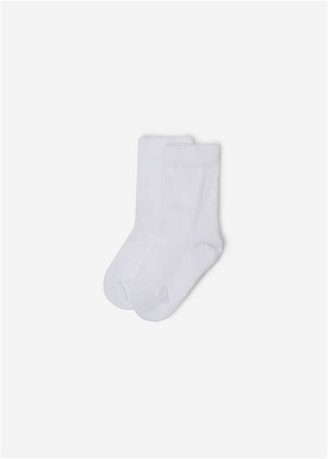 linea di prodotti neonato Calzedonia con calzini e scarpine delicati
