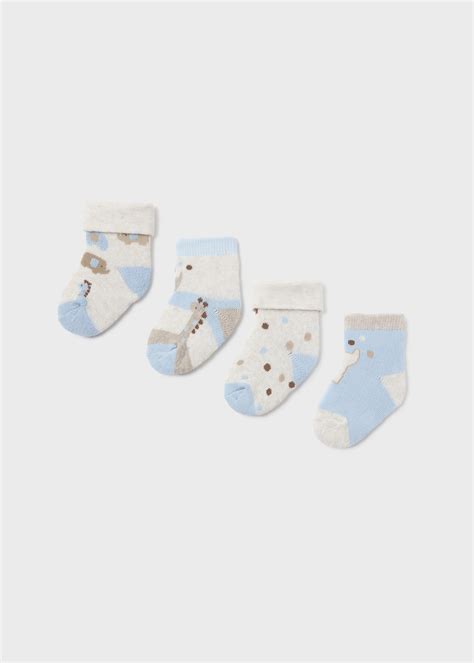dettaglio di calzini neonato con fantasie animaletti e pois