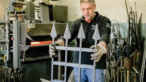 Artigiano al lavoro con il ferro battuto