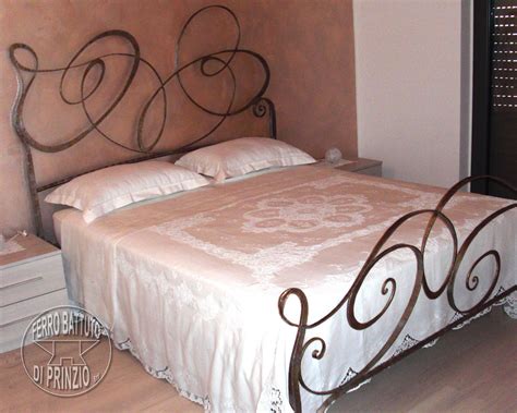 Dettaglio decorazione rami e fiori su ferro battuto dorato