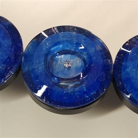 Ganci in specchio e vetro blu su base specchiata