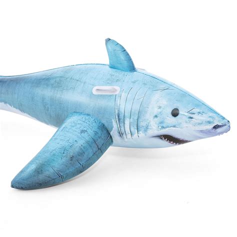 Vista dall'alto di una piscina gonfiabile a forma di squalo con spruzzatore