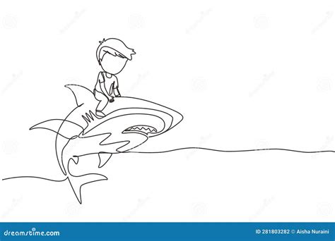 Bambino che cavalca un gonfiabile a forma di squalo in acqua