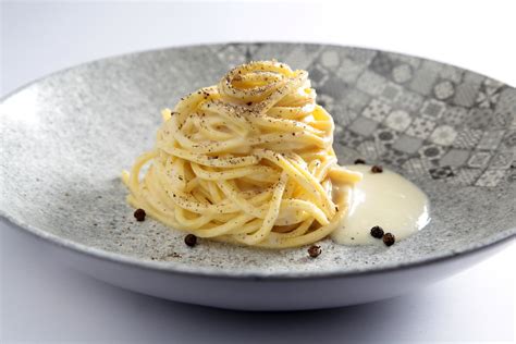 Piatto di ramen cacio e pepe