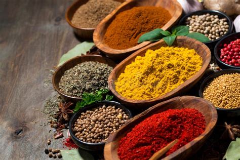 Selezione di spezie orientali e ingredienti esotici